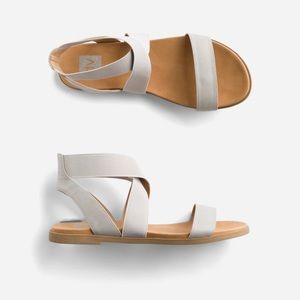DV by Dolce Vita - Febee Elastic Footbed Sandal - Grey